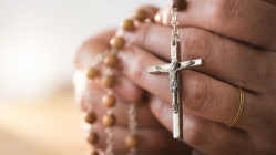 usa  new jersey  woman praying with rosary beads in hands 580816943 5a9736123418c600367ebf0a