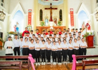 Giáo xứ Đông Tân: Đức Giám mục Giáo phận ban Bí tích Thêm Sức cho 48 em thiếu nhi