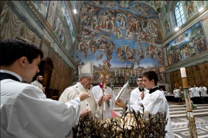 ĐTC cử hành Thánh lễ ban bí tích cho các em bé tại nhà nguyện Sistine (Vatican Media)