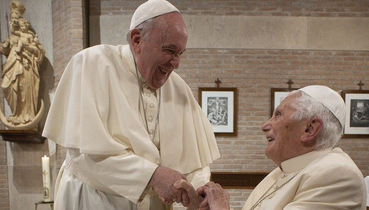 Đức Thánh Cha Phanxicô thăm Đức nguyên Giáo hoàng Biển Đức XVI (Vatican Media)