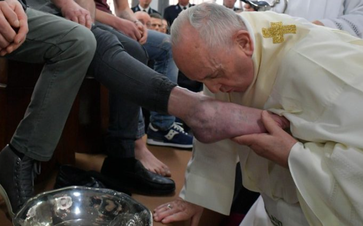 ĐTC rửa chân cho các tù nhân ở nhà tù Velletri trong Thánh lễ chiều thứ Năm Tuần Thánh 2019 (Vatican Media)