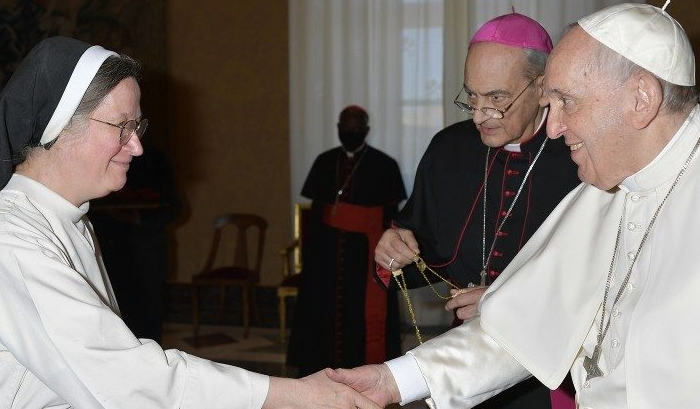 Đức Thánh Cha tiếp sơ Helen Alford (Vatican Media)