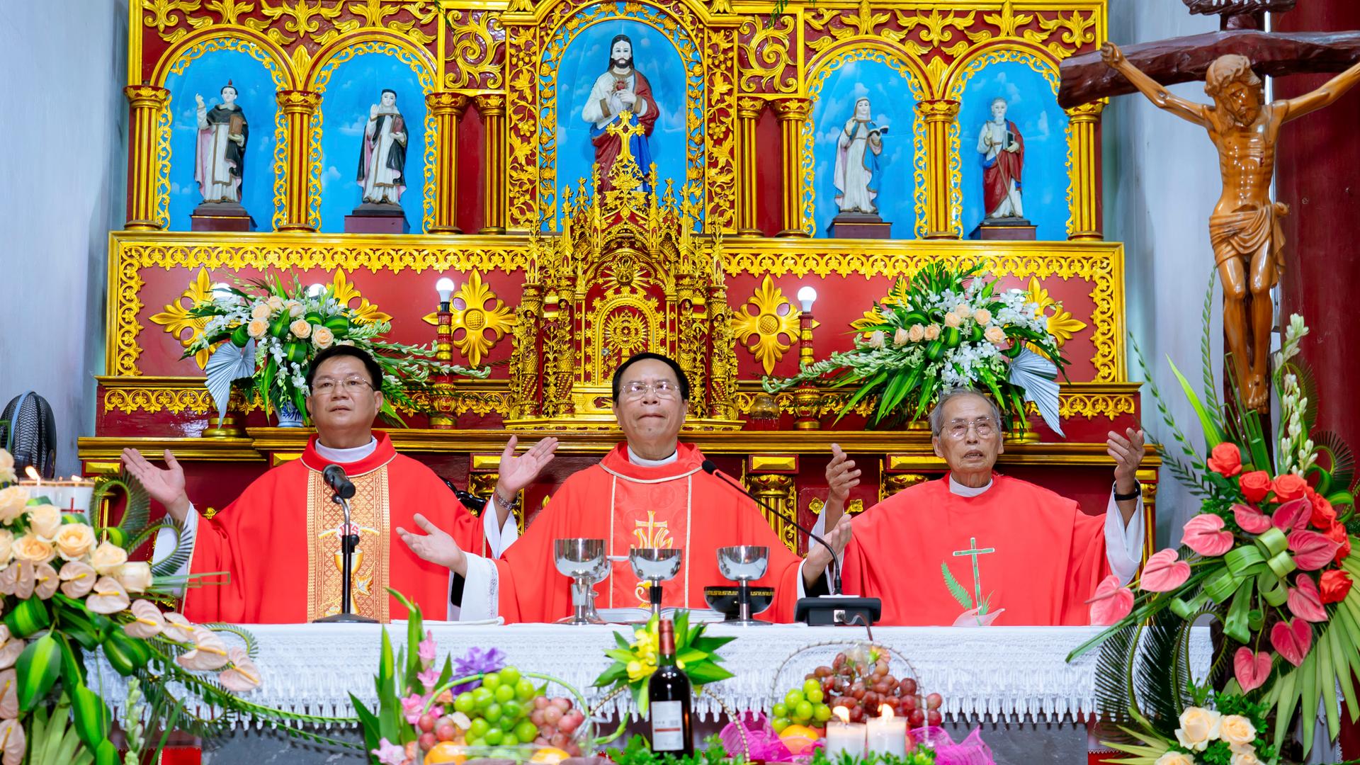 Giáo xứ An Thủy: Mừng lễ kính thánh Mátthêu Tông đồ - Quan thầy và kỷ niệm 5 năm ngày cha Antôn Nguyễn Văn Ninh về coi sóc giáo xứ