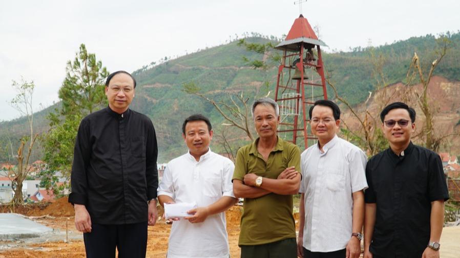 Cha Tổng Đại diện Phêrô Nguyễn Văn Nguyên thay mặt Giáo phận thăm một số nhà thờ chịu thiệt hại nặng sau con bão số 3