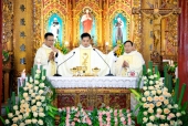 Hai tân linh mục giáo xứ Xâm Bồ dâng lễ tạ ơn