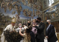 ĐTC dâng thánh lễ tại Nhà nguyện Sistine và rửa tội cho 16 em bé