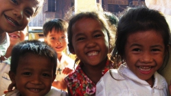 Chính phủ Campuchia khen tặng giám mục Công giáo vì những đóng góp cho xã hội