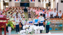 81 em Thiếu Nhi Thánh Thể Giáo xứ Cựu Viên được rước lễ lần đầu