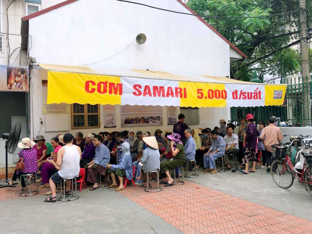 Khách hàng đang chờ đến giờ mua Cơm Samari