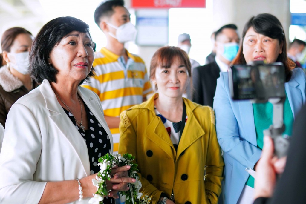 Những người thân của gia đình Đức Cha Vinh Sơn đã có mặt tại sân bay từ sớm để đón Đức Cha