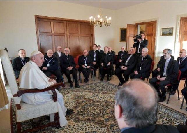 ĐTC gặp các tu sĩ Dòng Tên tại Malta 03/04/2022 (Vatican Media)
