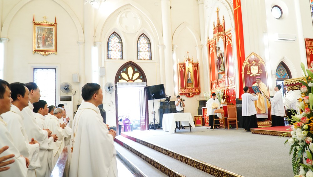 Các cha lặp lại lời tuyên hứa khi lãnh nhận chức vụ linh mục