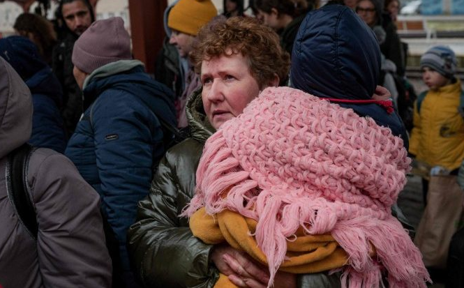 Một người bà bồng cháu của mình tại biên giới Ucraina và Ba Lan (AFP or licensors)