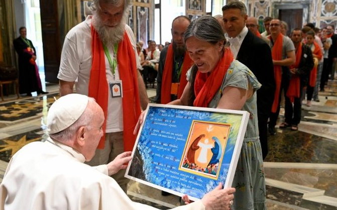 ĐTC tiếp thành viên của 'Làng de Francois' (Vatican Media)