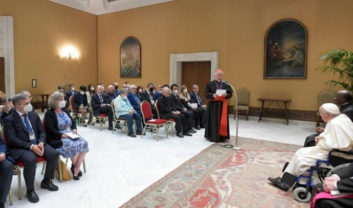 ĐTC gặp thành viên Hội nghị “Các đường lối phát triển của Hiệp ước Giáo dục Toàn cầu” (Vatican Media)
