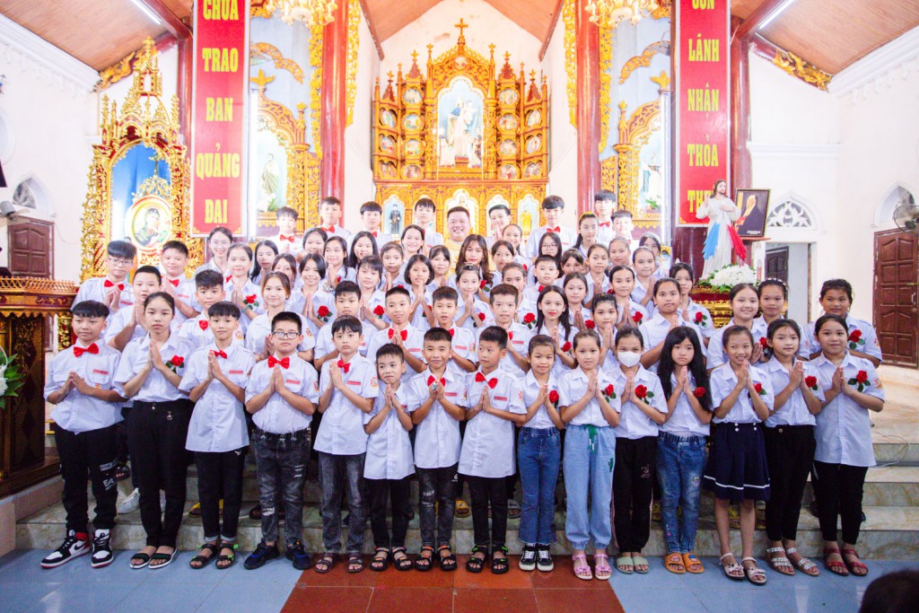 Các em thiếu nhi tại giáo họ Kim Trang (xứ Thúy Lâm)