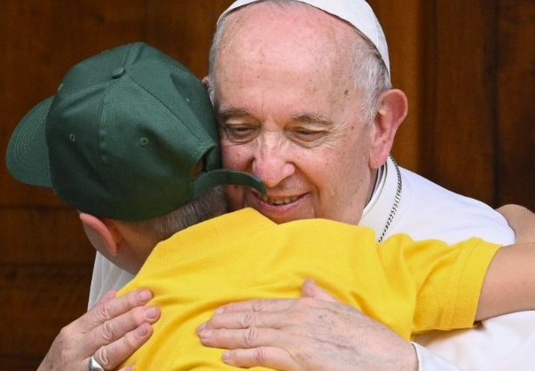 Đức Thánh Cha ôm một em bé Ucraina tị nạn ở Roma