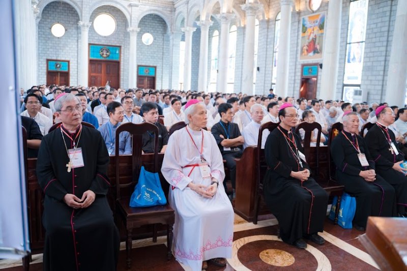  Quý Đức Cha, quý Cha tham dự viên của 11 giáo phận thuộc Giáo tỉnh Hà Nội tham dự khóa thường huấn