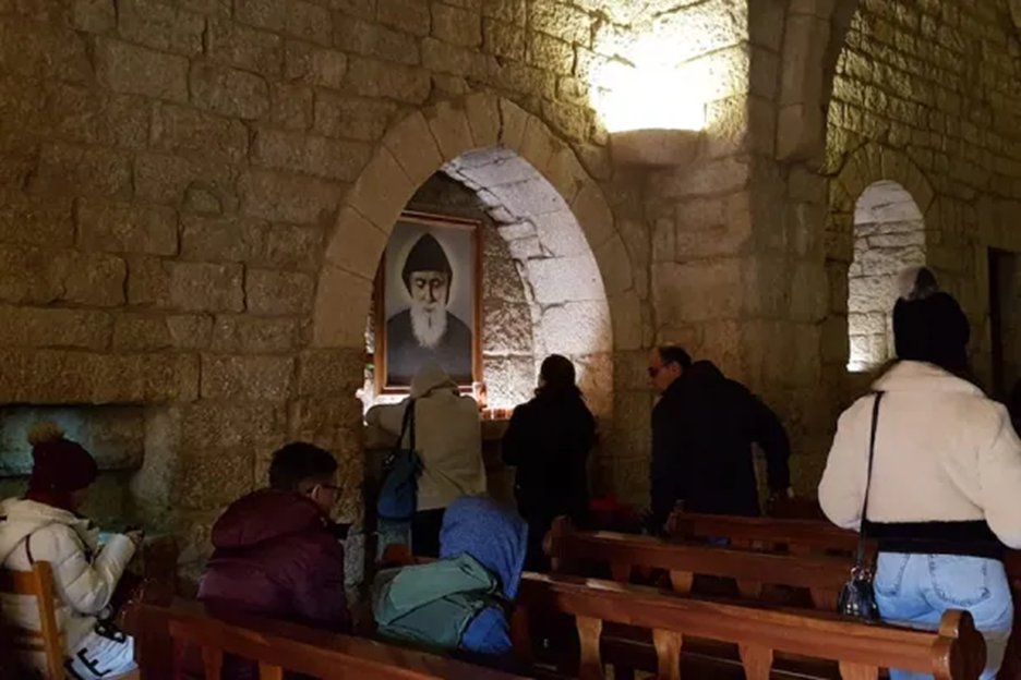 Người Công giáo Liban cầu nguyện tại đền thờ Thánh Charbel, vị thánh bảo trợ của đất nước. EWTN News
